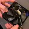 Utišajte glasni ventilator s kapljico olja